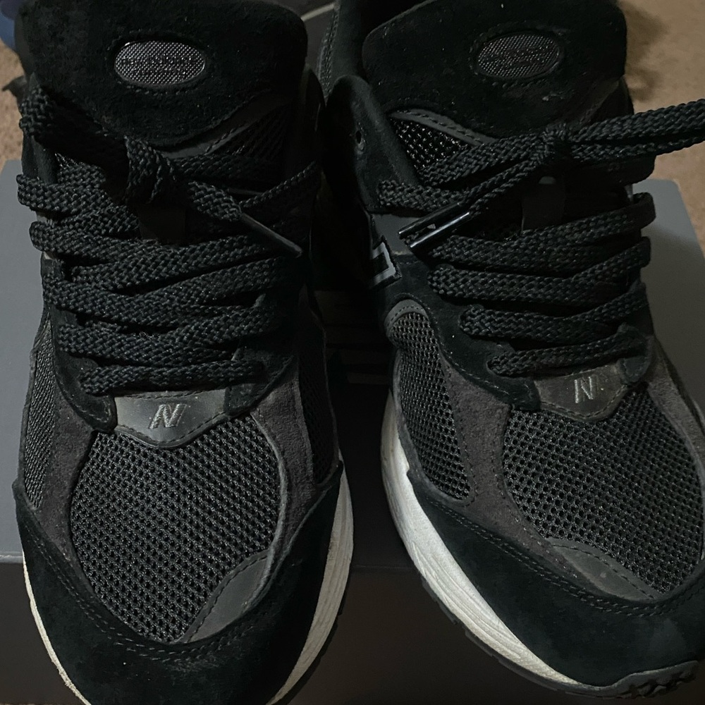 New balance 2002r black (size 10.5)